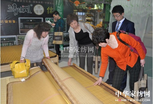 ������ϯ������L(f��ng)��ϯ��Ʒ�l(f��)����(hu�� )�A�M(m��n)�Y��