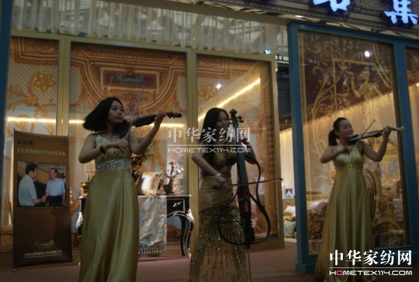 �Ҽ�չ������Ů+С��������