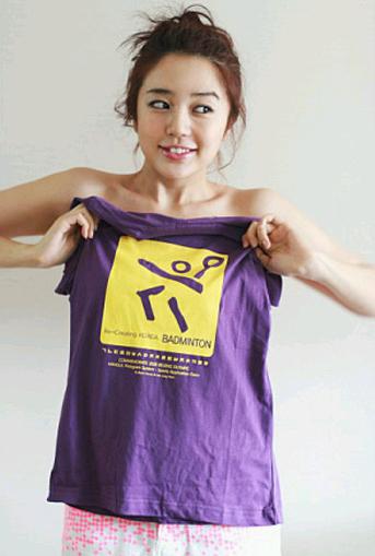 �λۆ���Ӣ��(��i)һ���n���ͱ��t��Ů��