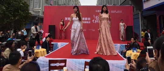 ��ۿ�����ɼҼ����Ͼ��ݵ������K���(y��ng)��ͬ���_(k��i)�I(y��)���F��(ch��ng)��