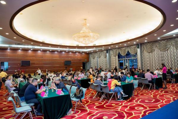 ���ڶYƷ�Ҿ�չ����ʢ��Ļȫ�̸������c(di��n)����