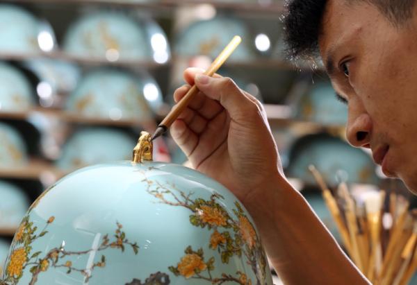 ���ڶYƷ�Ҿ�չ����ʢ��Ļȫ�̸������c(di��n)����