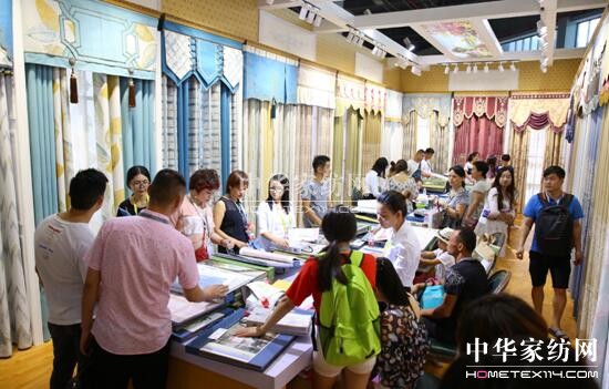 �ݳ޷�ɫ�����ؘ��L(f��ng)�R��ꇲ�ˇ�󿧂������ڼҼ�չ��(hu�� )���ݕr(sh��)�д�