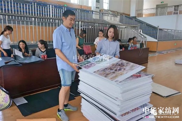 �ư���һ��(ch��ng)ɫˇ�p�^�Į�(hu��)�������ں�������չ�_(k��i)����