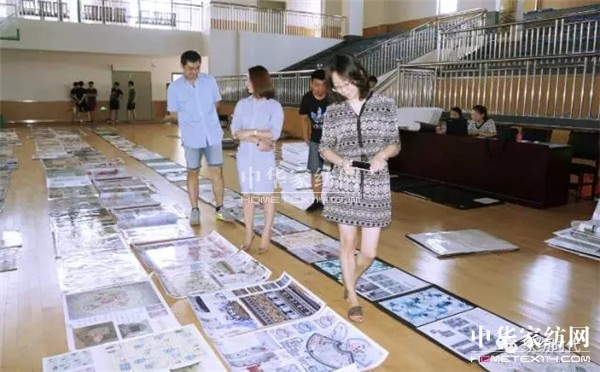 �ư���һ��(ch��ng)ɫˇ�p�^�Į�(hu��)�������ں�������չ�_(k��i)����