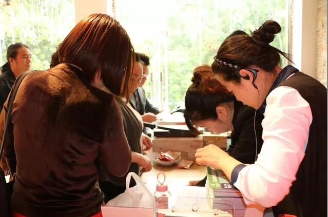 ���Լ�����ϯ˯�߹�|(zh��)�Pʢ�Ҽ������(hu�� )���f����˯�������x��