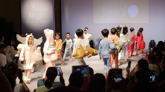 �۽���ͯ��(zhu��n)�I(y��)˯�߾��찲ȫ���򡪡�ʮ�����ح�_�R��ͯ2018�ﶬ��Ʒ�l(f��)����(hu�� )�A�M(m��n)��Ļ