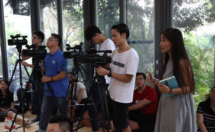 ����Ȼ���ؾ�����������һ��(ch��ng)���ӵİl(f��)����(hu�� )