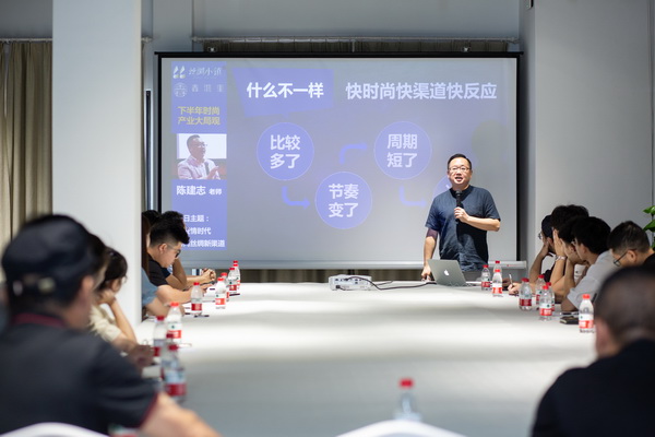 ��������r(sh��)�����h�r(sh��)��δ��(l��i)�l(f��)չ�����}Փ���ں��ݽz�IС��e��